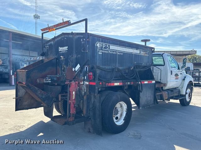 Image of Ford F-750 equipment image 4