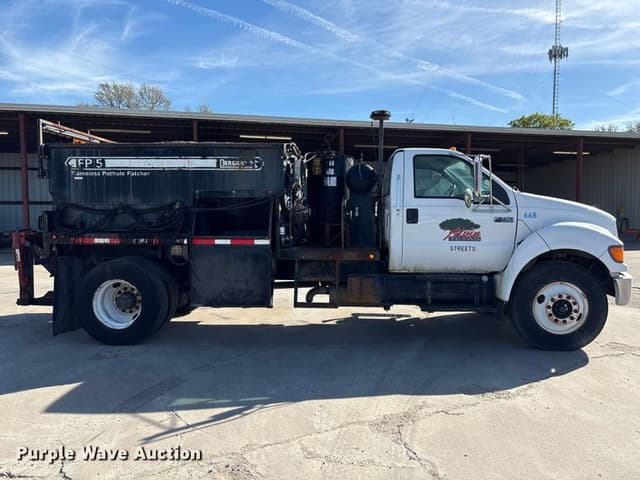 Image of Ford F-750 equipment image 3