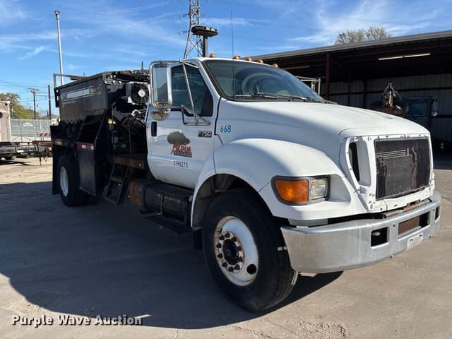 Image of Ford F-750 equipment image 2