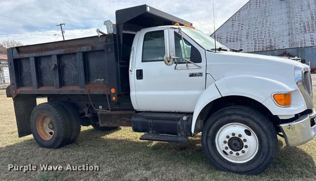 Image of Ford F-750 equipment image 3