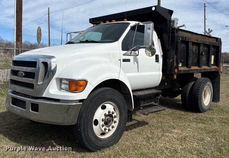 2006 Ford F-750 Equipment Image0