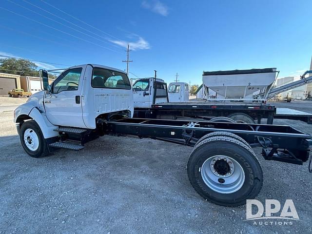 Image of Ford F-750 equipment image 3