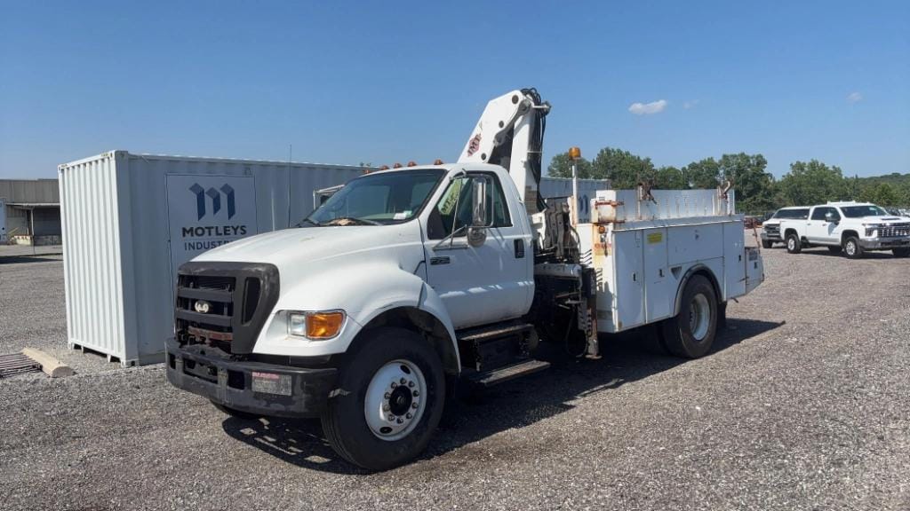 2006 Ford F-750 Equipment Image0