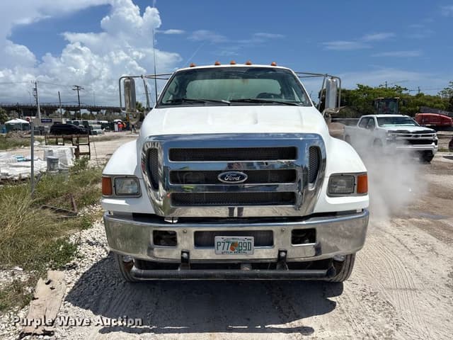Image of Ford F-750 equipment image 1
