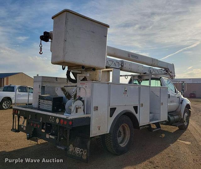Image of Ford F-750 equipment image 4