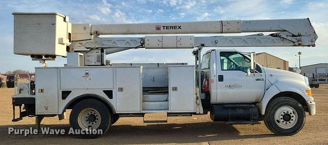 Image of Ford F-750 equipment image 3