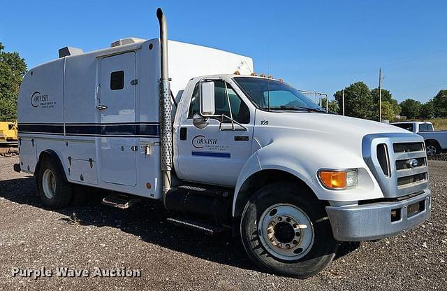 Image of Ford F-750 equipment image 2