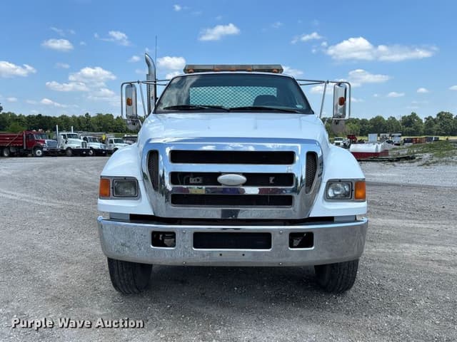 Image of Ford F-750 equipment image 1