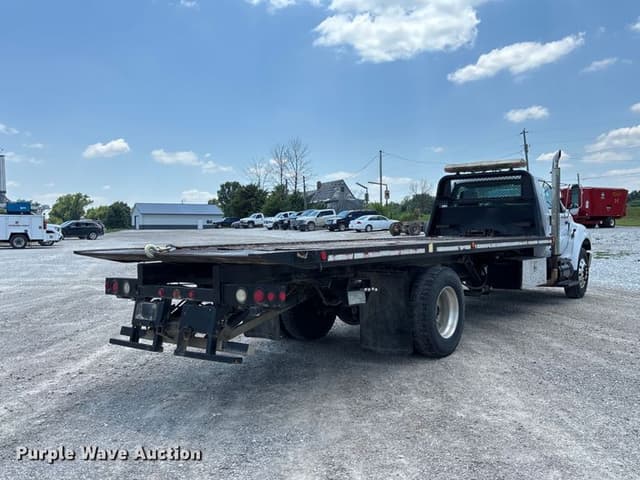 Image of Ford F-750 equipment image 4