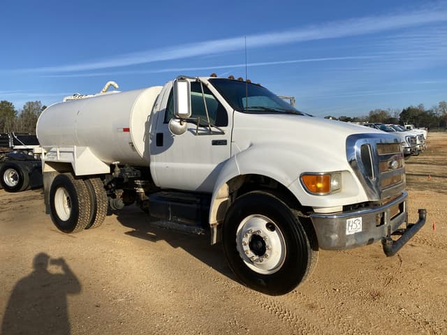 Image of Ford F-750 equipment image 3