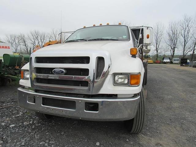 Image of Ford F-750 equipment image 2