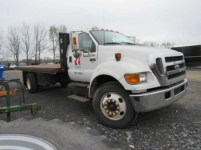 Image of Ford F-750 equipment image 4