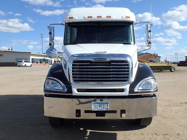 Image of Freightliner Columbia 120 equipment image 1