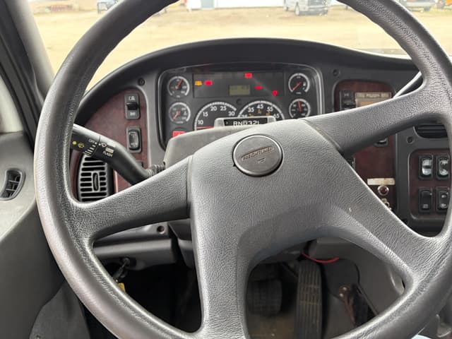 Image of Freightliner Business Class M2 106 equipment image 4