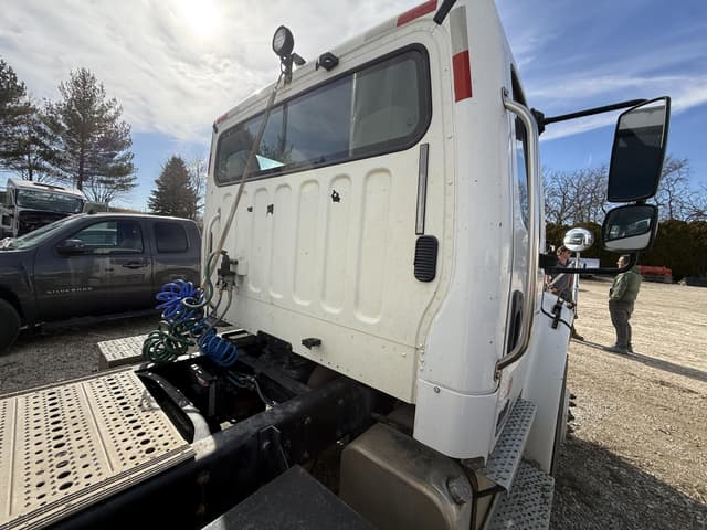 Image of Freightliner Business Class M2 106 equipment image 4