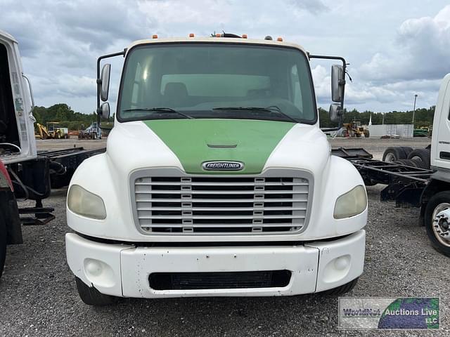 Image of Freightliner Business Class M2 106 equipment image 1