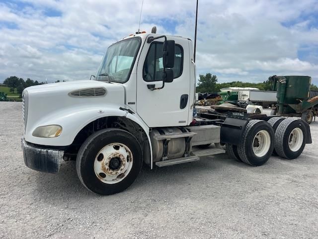 2006 Freightliner Business Class M2 112 Equipment Image0