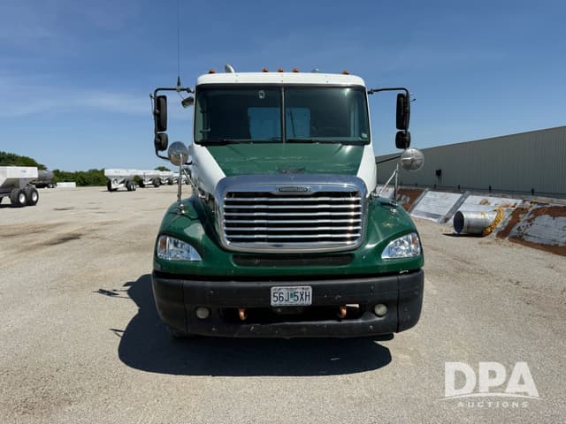 Image of Freightliner Cascadia equipment image 4