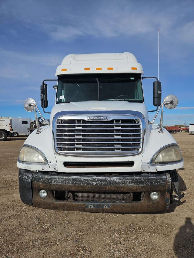 Image of Freightliner Cascadia equipment image 2