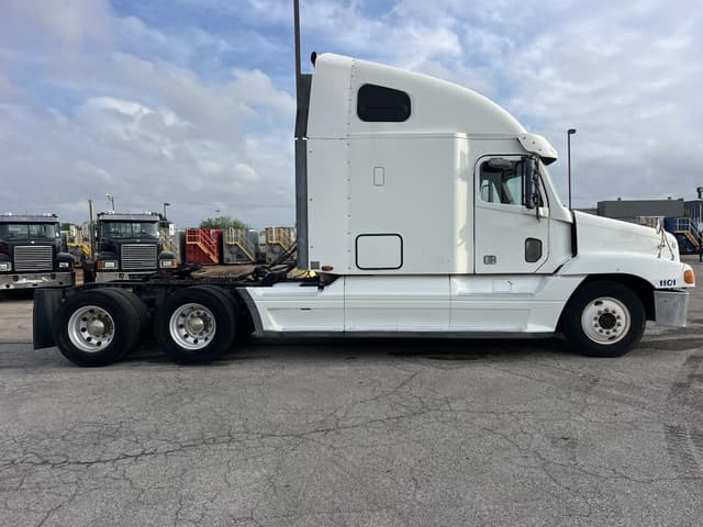 Image of Freightliner Century 120 equipment image 3