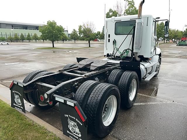 Image of Freightliner Columbia equipment image 3