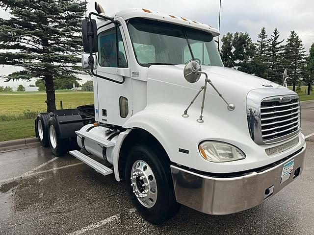 Image of Freightliner Columbia equipment image 2