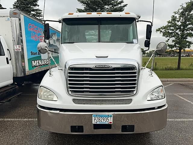 Image of Freightliner Columbia equipment image 1