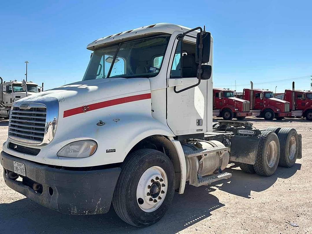 Image of Freightliner Columbia 112 Primary image