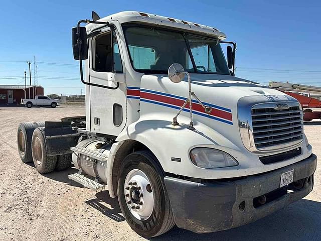 Image of Freightliner Columbia 112 equipment image 4