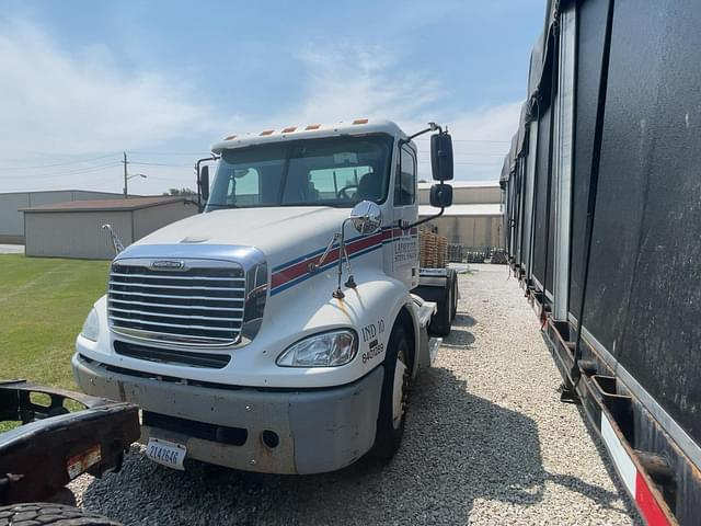 Image of Freightliner Columbia 112 equipment image 1