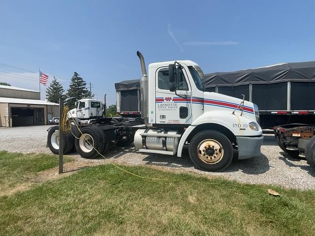 Image of Freightliner Columbia 112 equipment image 3