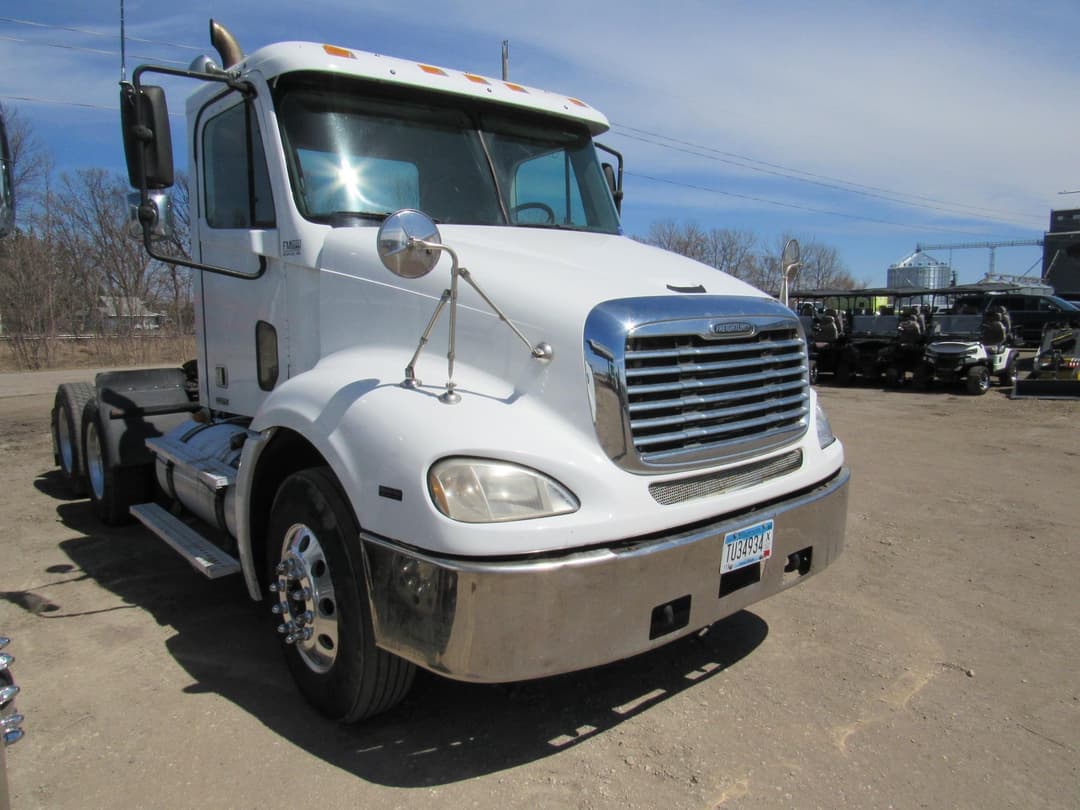 Image of Freightliner Columbia 112 Image 0