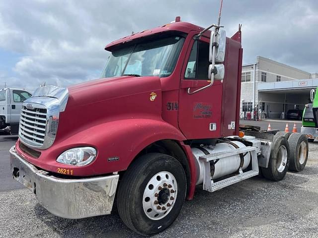 Image of Freightliner Columbia 120 equipment image 3