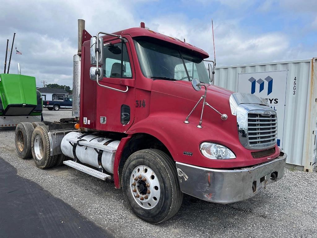 Image of Freightliner Columbia 120 Primary image