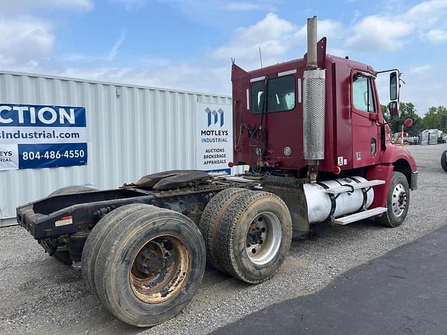 Image of Freightliner Columbia 120 equipment image 1