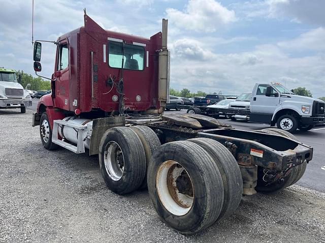 Image of Freightliner Columbia 120 equipment image 2