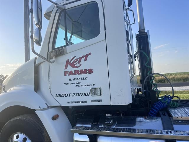 Image of Freightliner Columbia 112 equipment image 4