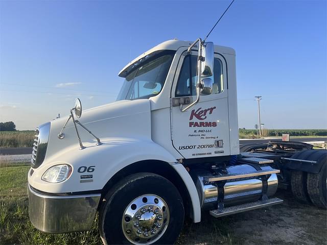 Image of Freightliner Columbia 112 equipment image 3