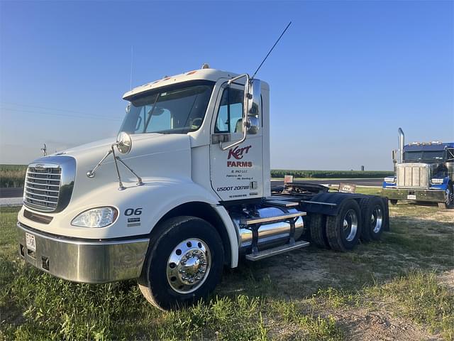 Image of Freightliner Columbia 112 equipment image 1