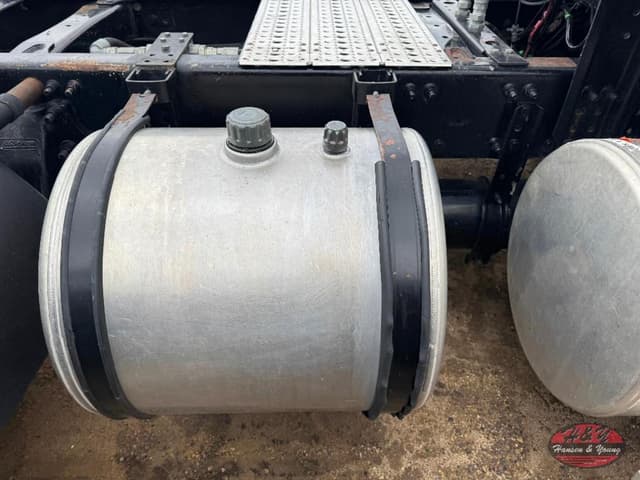 Image of Freightliner Columbia 112 equipment image 4