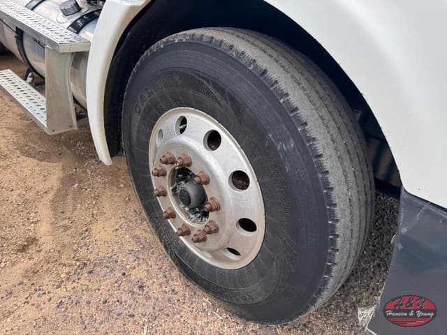 Image of Freightliner Columbia 112 equipment image 2