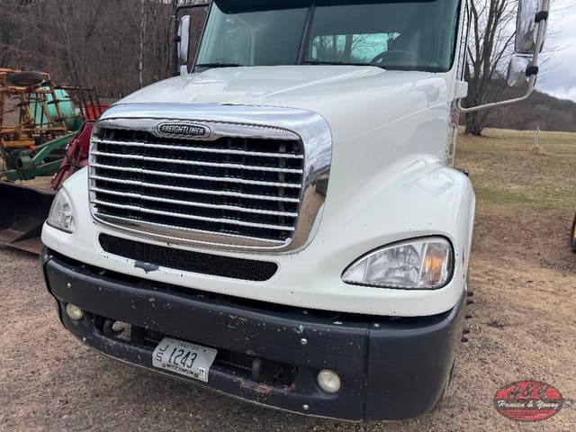 Image of Freightliner Columbia 112 equipment image 1