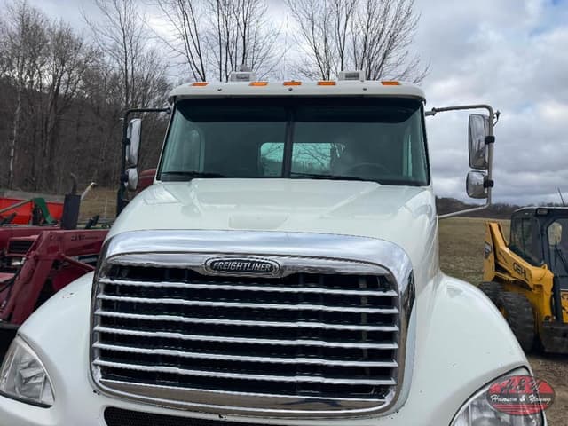 Image of Freightliner Columbia 112 equipment image 3