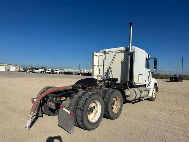 Image of Freightliner Columbia 120 equipment image 1
