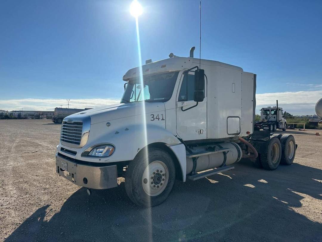 Image of Freightliner Columbia 120 Primary image