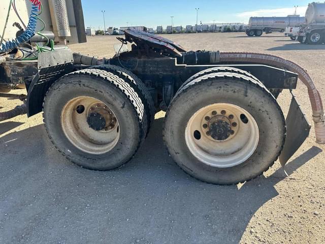 Image of Freightliner Columbia 120 equipment image 4
