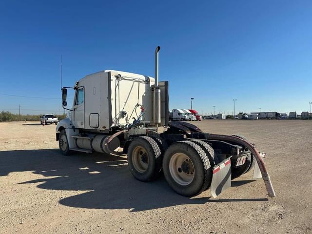 Image of Freightliner Columbia 120 equipment image 2