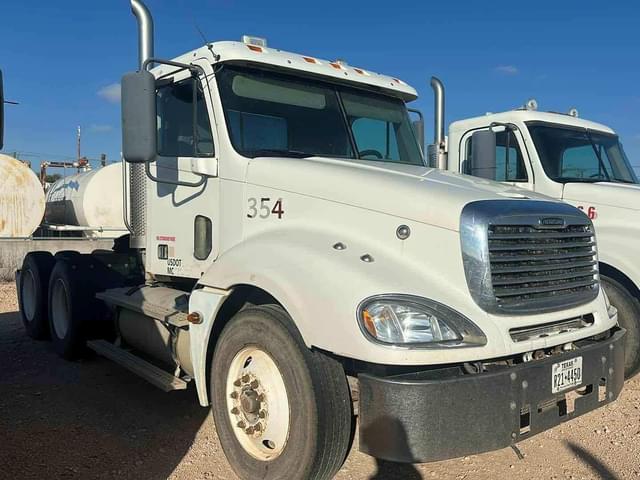Image of Freightliner Columbia 120 equipment image 1