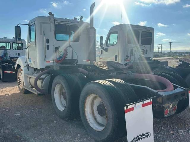 Image of Freightliner Columbia 120 equipment image 3