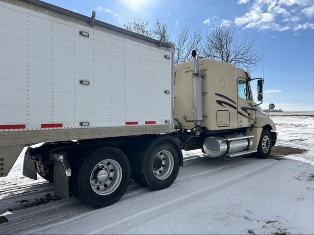 Image of Freightliner Columbia 120 equipment image 4
